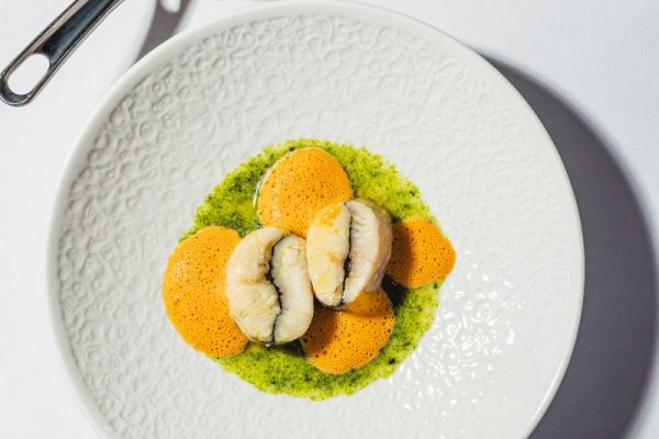 Keszthelyi tokhal vörösrákkal töltött házi tésztával és citrusos veloutéval